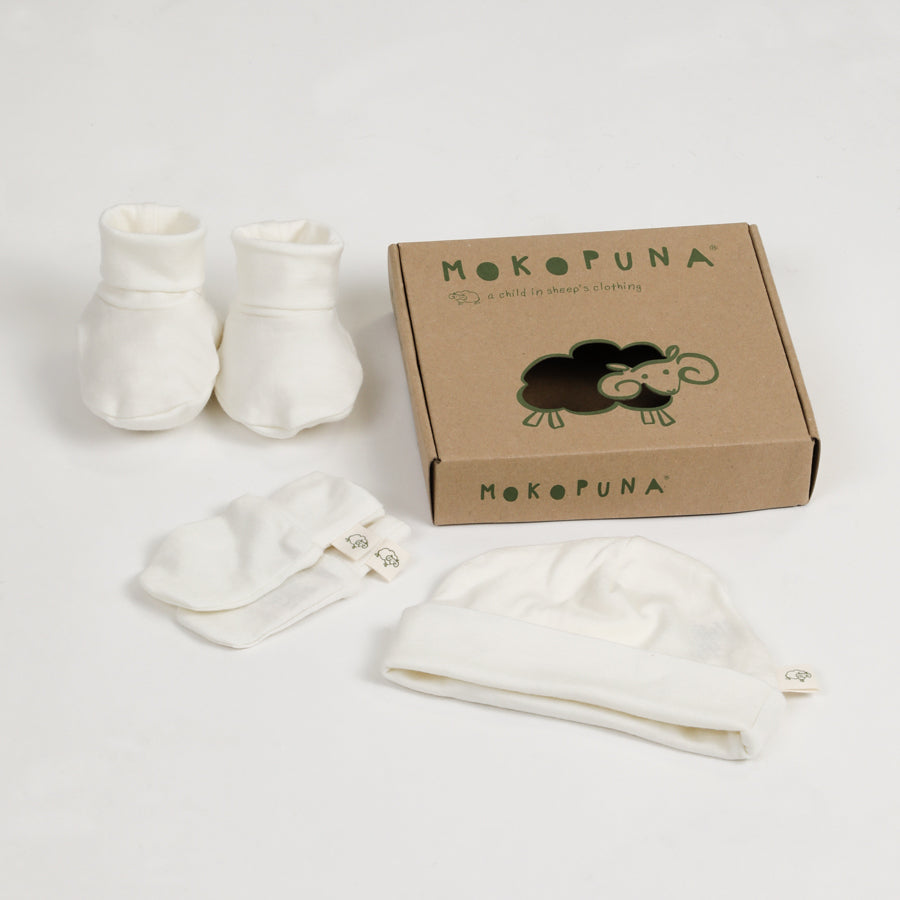 merino giftset including scratchmitts botties and a beanie in cream_lily