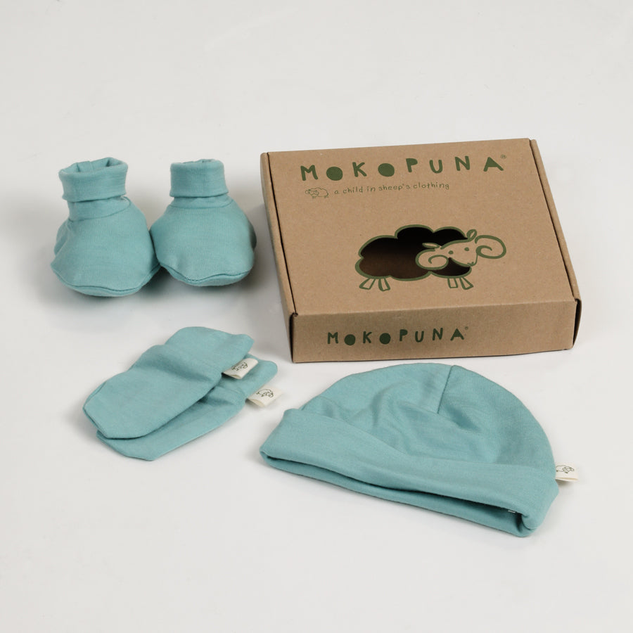 merino giftset including scratchmitts botties and a beanie in colour green_glacier
