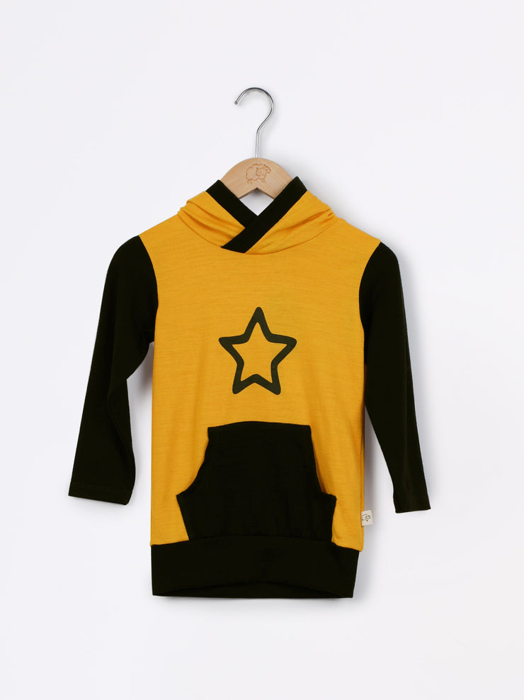 mokopuna merino sweatshirt with hood, pockets and long sleeves in size 4_butterscotch star